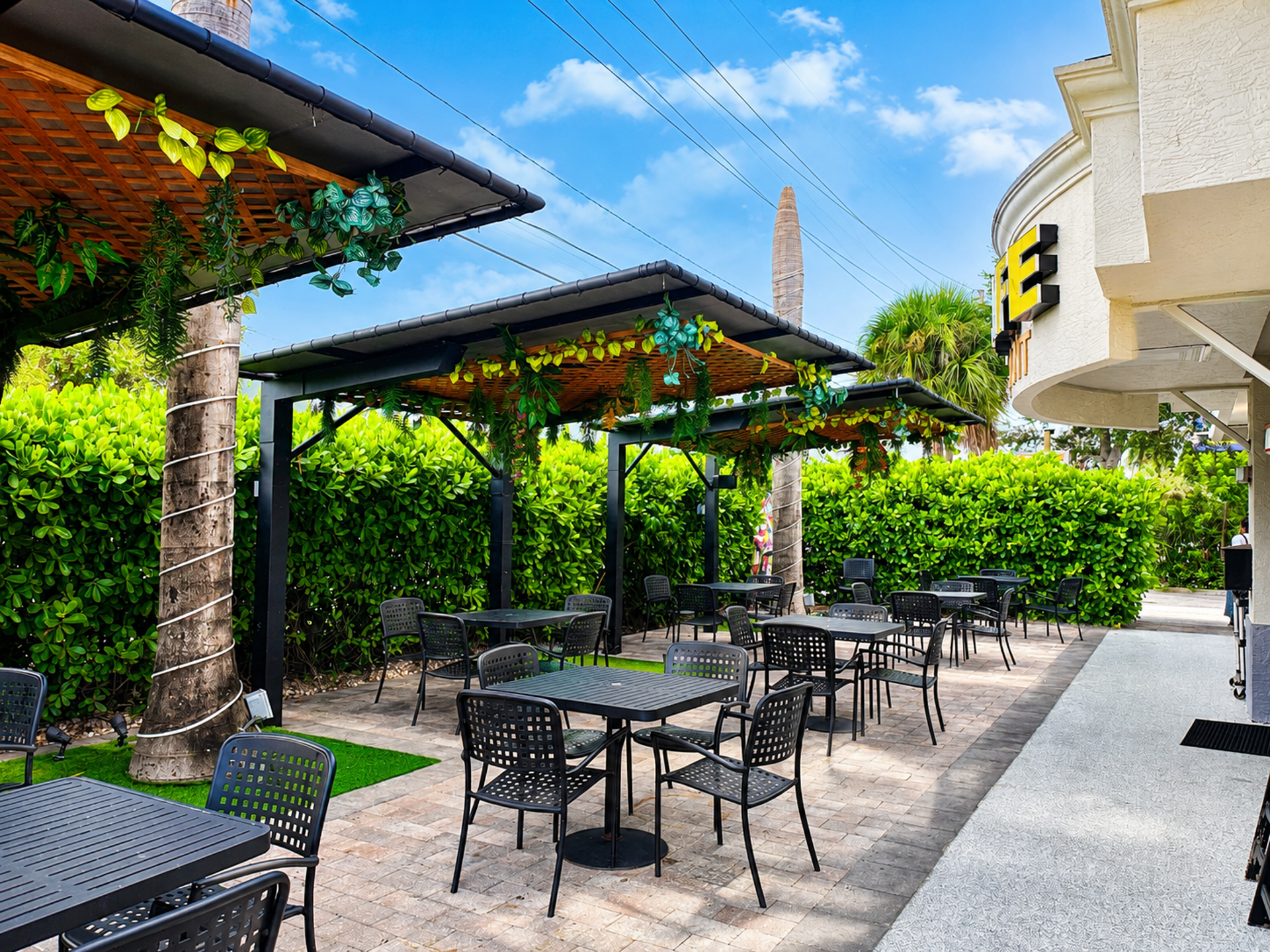 Open 24/7 With Indoor & Outdoor Seating